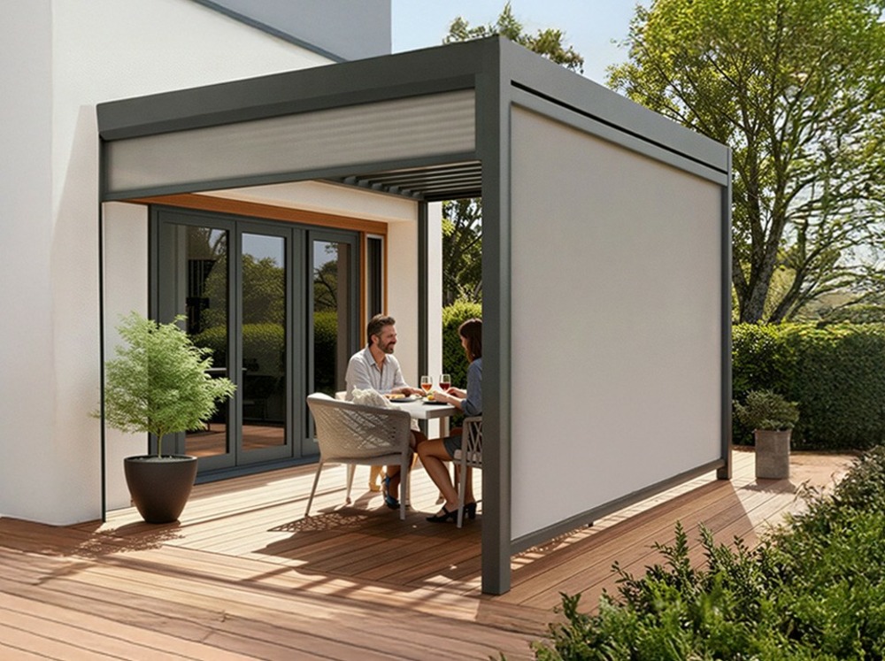 Pergola bioclimatique aluminium adossée 12m² - 3x4m - deux stores - anthracite - 29 lames en acier inclinable à 90 degrés - zenith