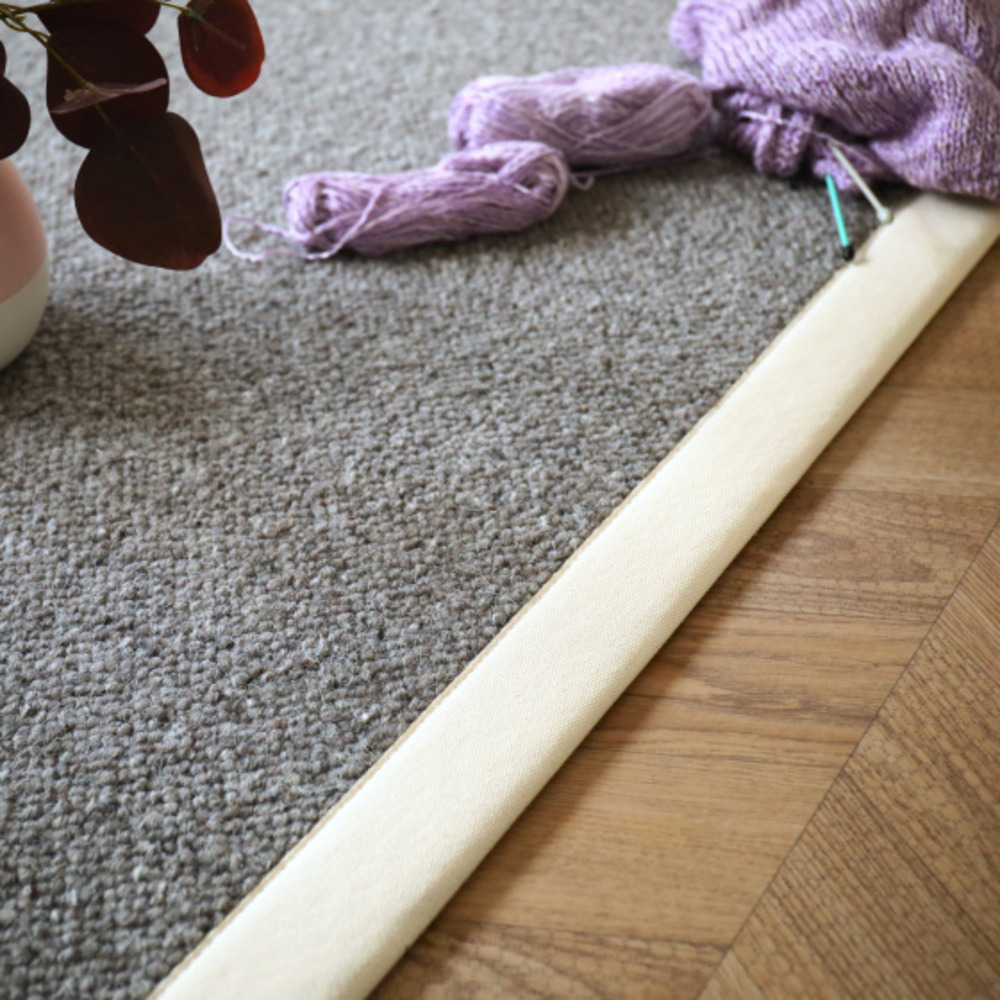 Tapis pure laine - latoon gris foncé - ganse coton écru - 200 x 290 cm