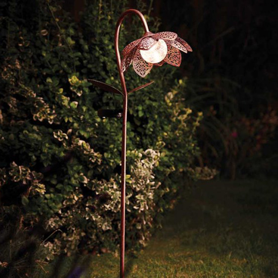 Fleur de lotus solaire sur piquet