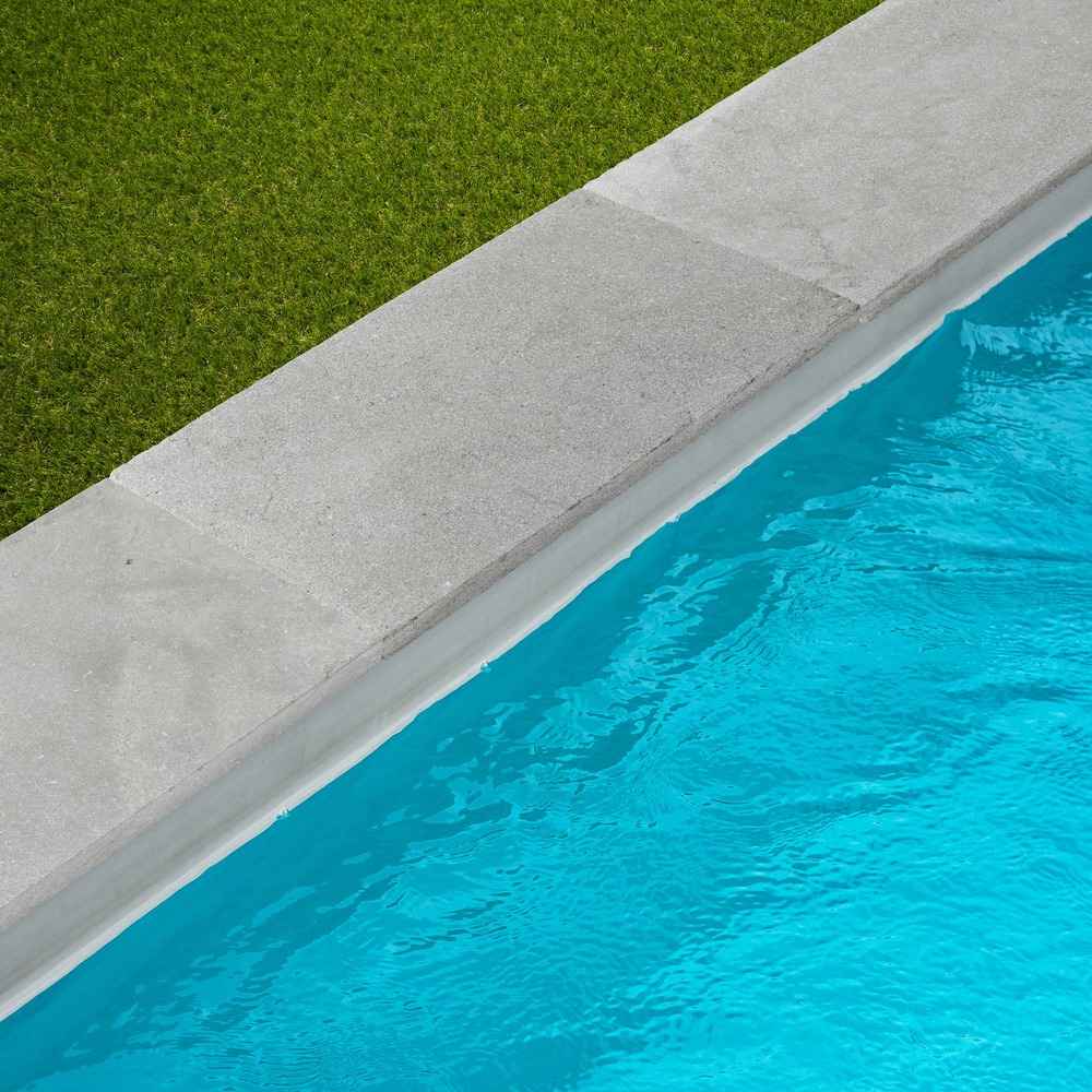 Margelle de piscine pierre de l'atlas gris 61x33x3 cm bord droit (à l'unité) - ro'ma nature