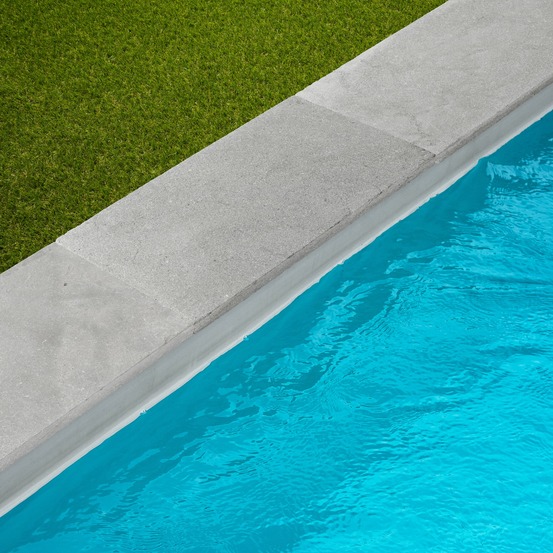 Margelle de piscine pierre de l'atlas gris 61x33x3 cm bord droit (à l'unité) - ro'ma nature