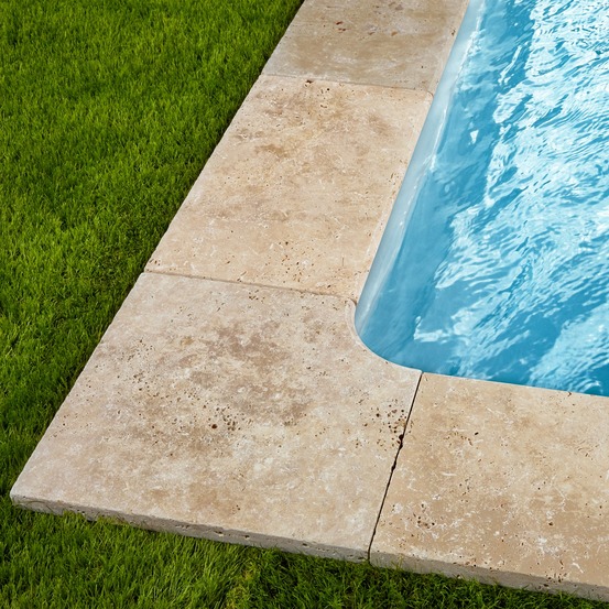 Margelle angle rentrant travertin beige nuancé 45,5x45,5x3 cm bord 1/2 rond (à l'unité) - ro'ma nature