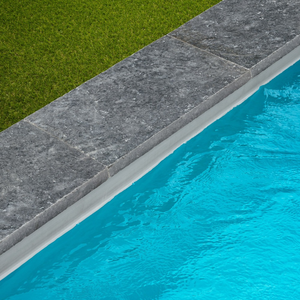 Margelle de piscine pierre d'adana gris bleu 61x33x5 cm bord droit (à l'unité) - ro'ma nature