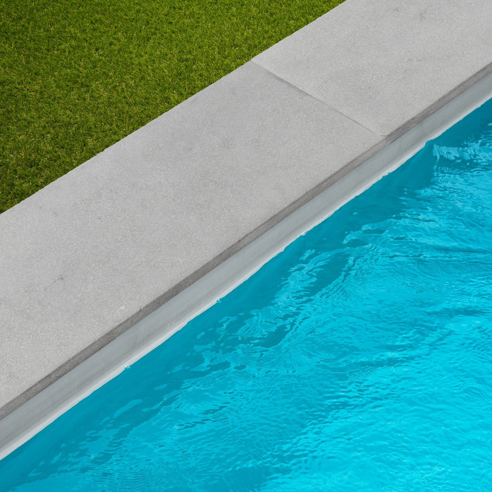 Margelle de piscine pierre de l'atlas gris 100x35x3 cm bord droit (à l'unité) - ro'ma nature