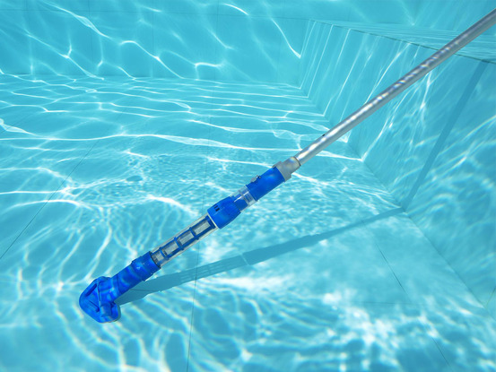 Aspirateur de piscine rechargeable flowclear aquasurge