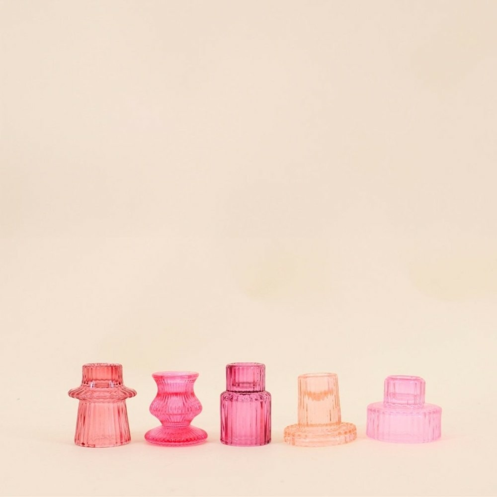 Set de 5 bougeoirs en verre rose assortis
