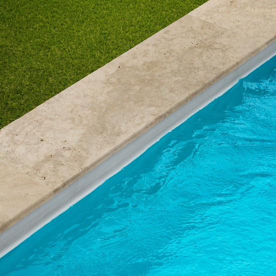 Margelle de piscine travertin beige nuancé 100x33x3 cm bord 1/2 rond (à l'unité) - ro'ma nature