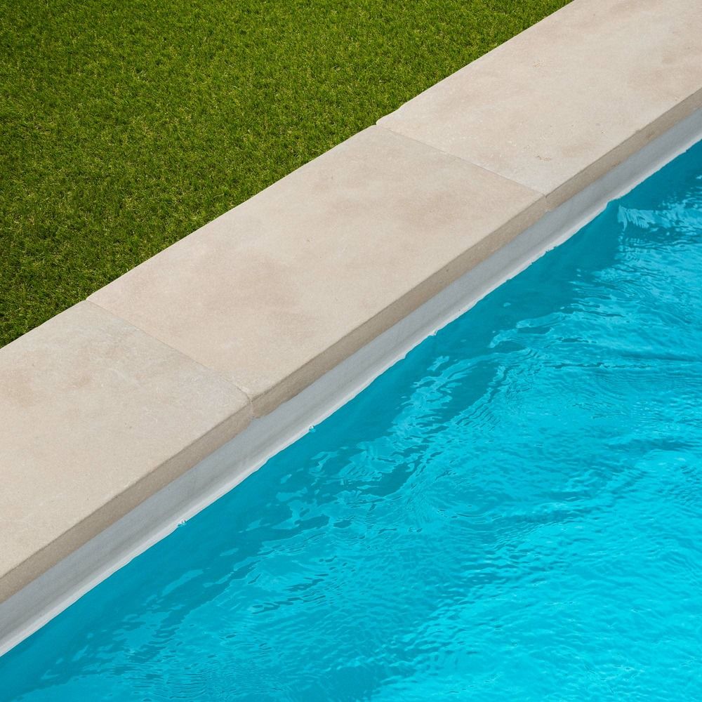 Margelle de piscine pierre de l'atlas beige 61x33x5 cm bord droit (à l'unité) - ro'ma nature
