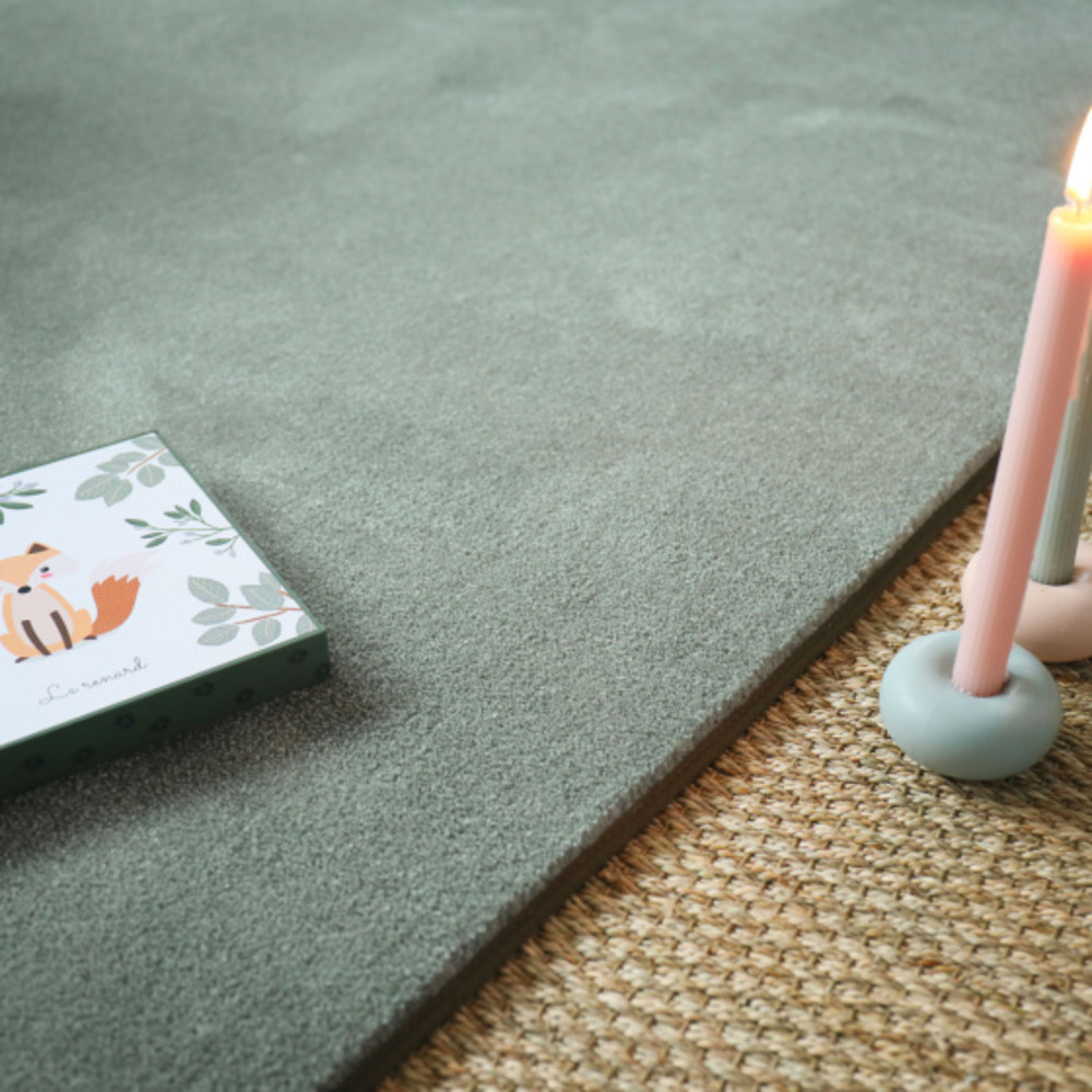 Tapis doux - hypnose vert sauge - galon vert olive - 200 x 290 cm