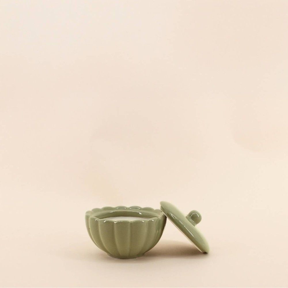 Bougie parfumée en céramique corolle à couvercle 11cm