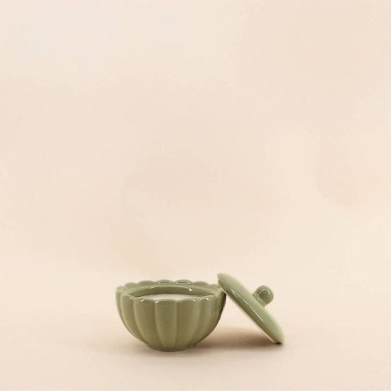 Bougie parfumée en céramique corolle à couvercle 11cm