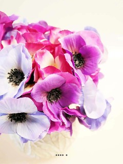 Composition fleurs artificielles pour colombarium pot blanc béton pensées H 27 cm D 23 cm Mauve - couleur: Mauve violet