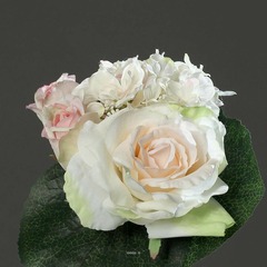 Bouquet Creme rose varie de Roses et pivoine