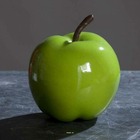 Pomme artificielle verte brillante d 14 cm. Tres bel objet déco.