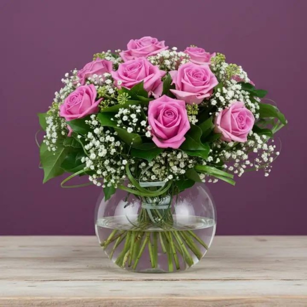 Bouquet de fleurs fraîches avec des roses roses et du gypsophile blanc