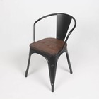 Chaise en métal noir et assise bois foncé style industriel avec accoudoirs
