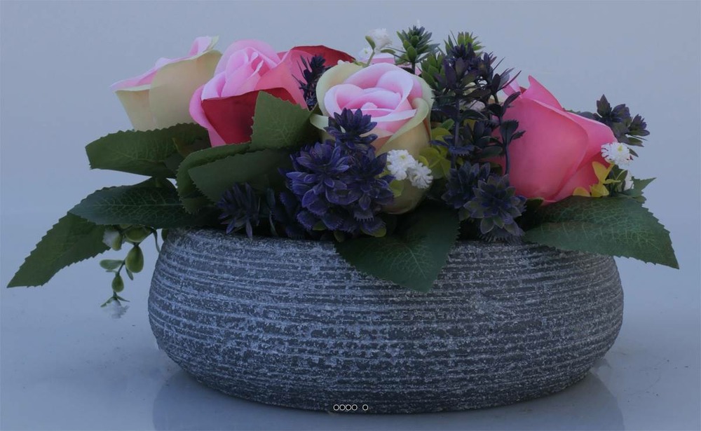 Fleurs artificielles pour cimetière vasque ciment roses et gypsophiles