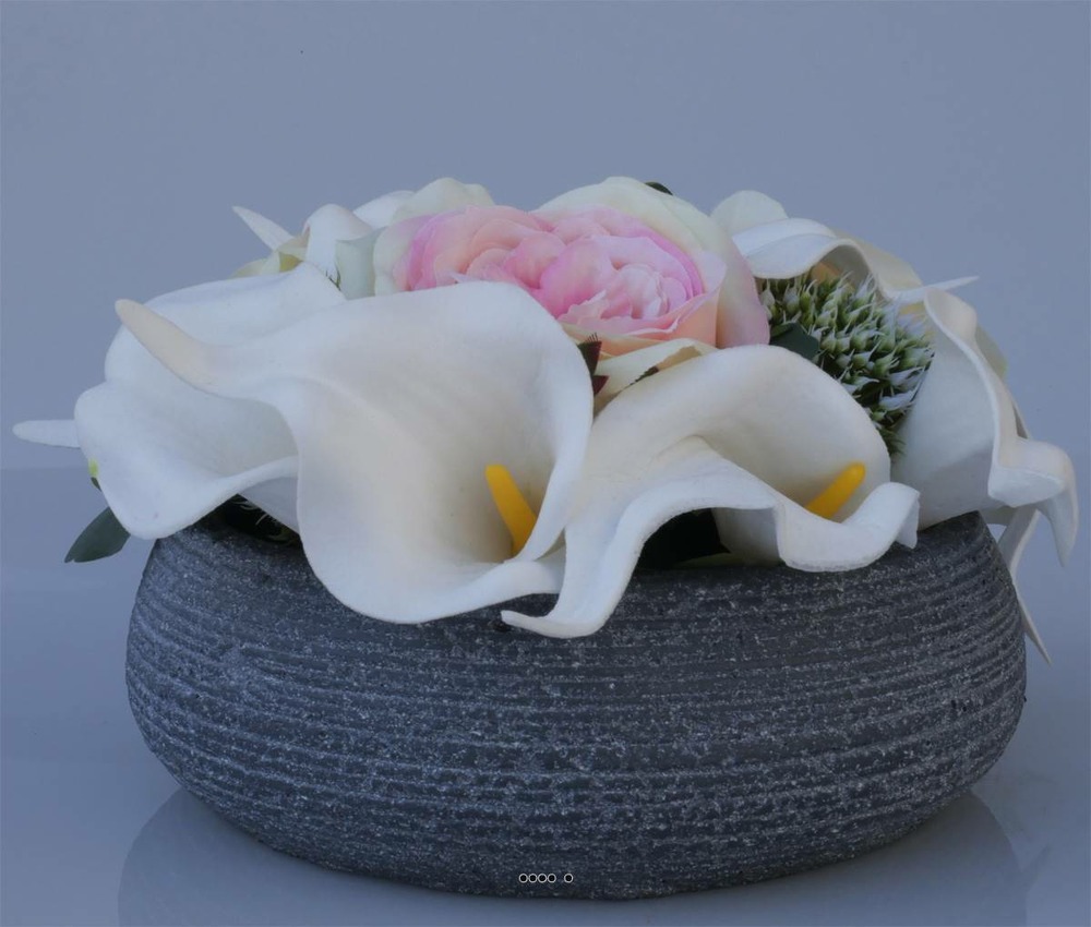 Composition fleurs artificielles cimetière vasque ciment roses et arums d26 cm r