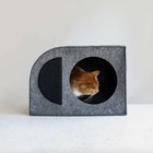 Cosmo - grotte chat design en feutre gris et coussin noir