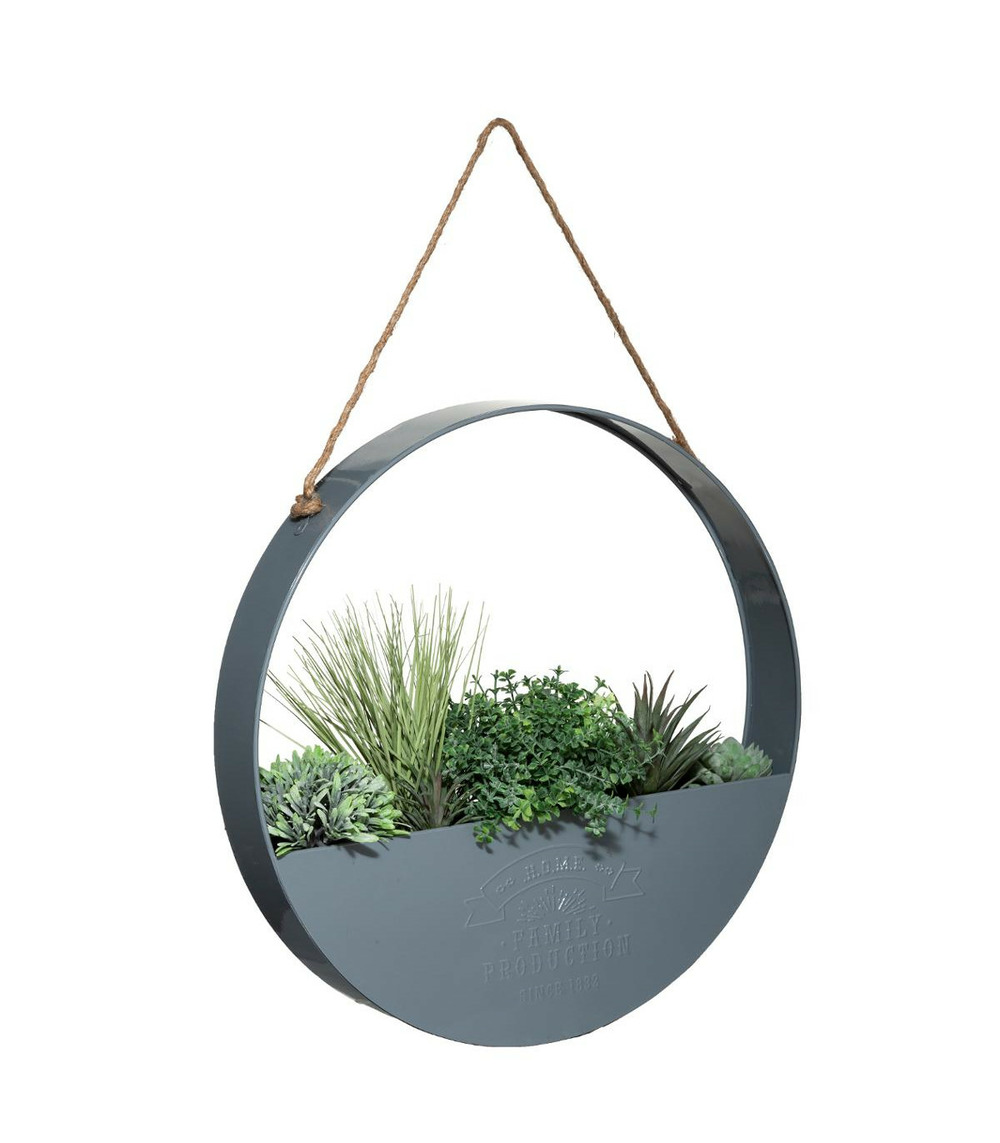 Plantes vertes artificielles dans suspension en métal gris