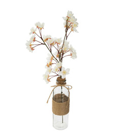 Plante artificielle branche de cerisier dans un vase en verre
