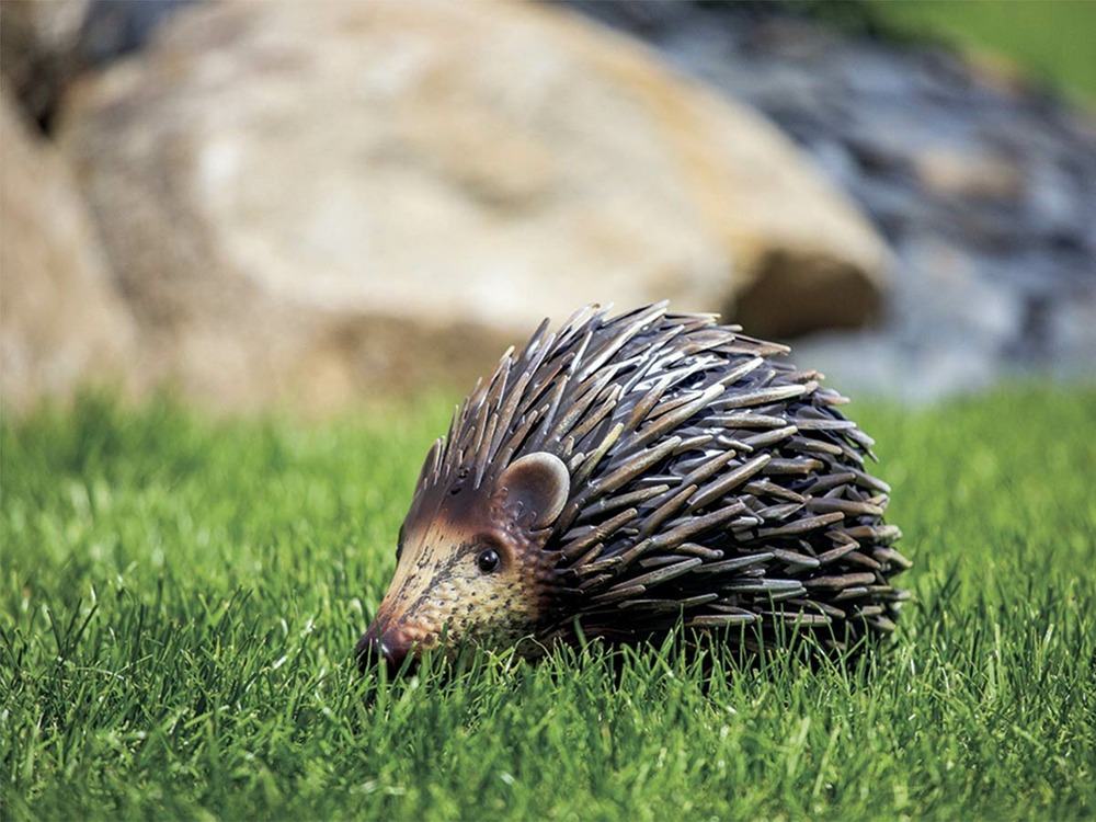 Hérisson décoratif stylisé en acier pour jardin