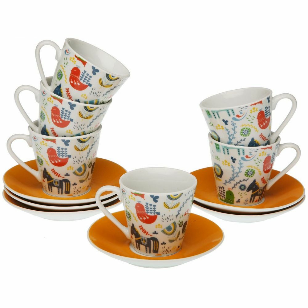 Tasse chat dans tasses et soucoupes de table