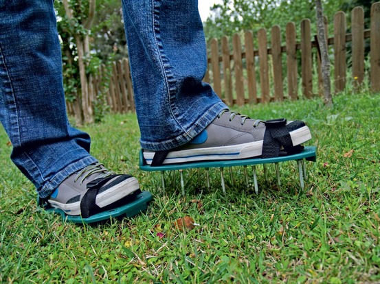 Patins aérateur de pelouse