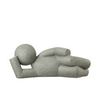 Figurine p'tit maurice en position couché sur le côté de couleur grise