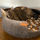Jena - panier chat apaisant en feutre de laine mocca, 50x50x12cm