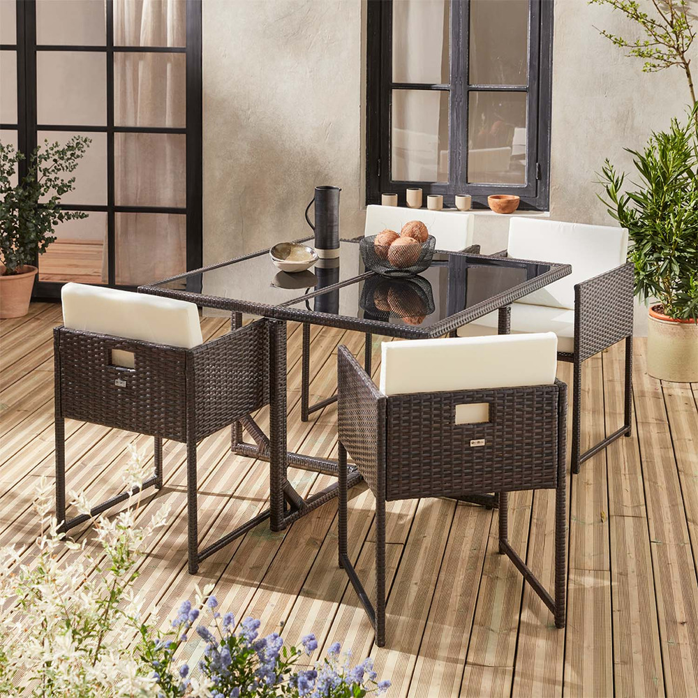 Table de jardin en résine 4 places – firenze 4 – coloris marron. Coussins blancs. Table encastrable