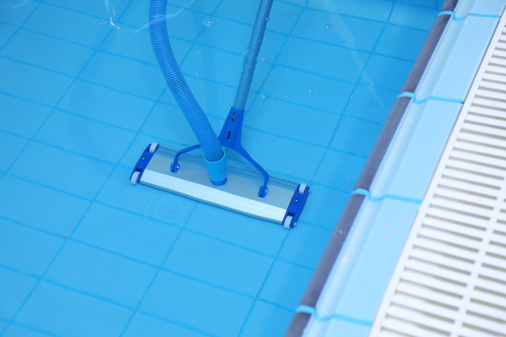 Nettoyeur de piscine avec quatre roues et brosse traînante, raccordement au tuyau d'aspiration ø38 mm, longueur 45 cm.