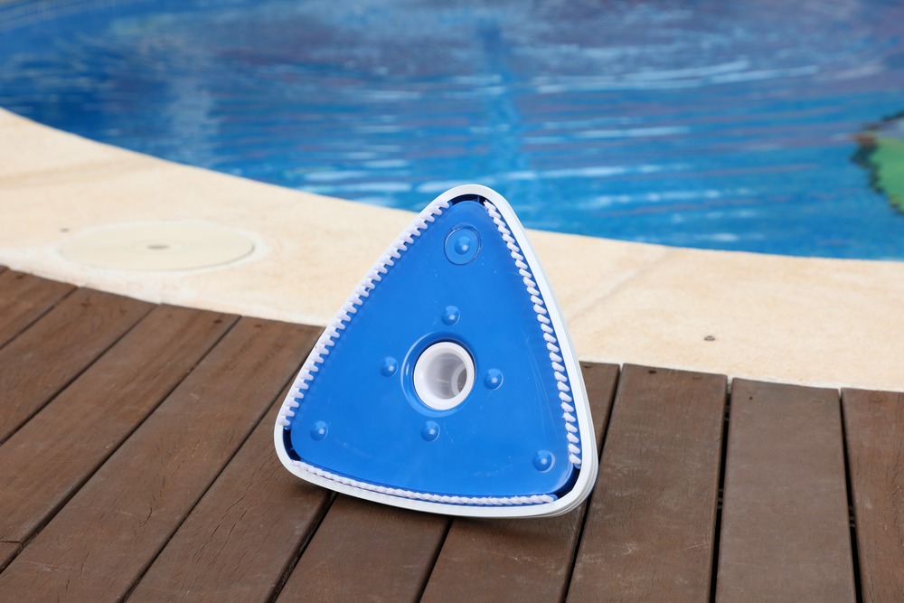 Nettoyeur triangulaire avec poignée et brosse en nylon sur la base, la forme triangulaire facilite le nettoyage des coins.