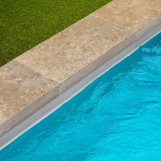 Margelle de piscine travertin beige nuancé 61x33x8 cm bord droit (à l'unité) - ro'ma nature