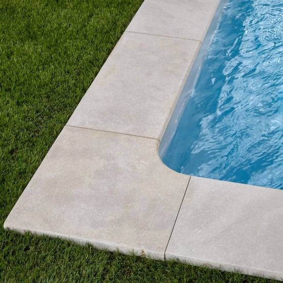 Margelle angle rentrant pierre de l'atlas beige 45,5x45,5x3 cm bord 1/2 rond (à l'unité) - ro'ma nature