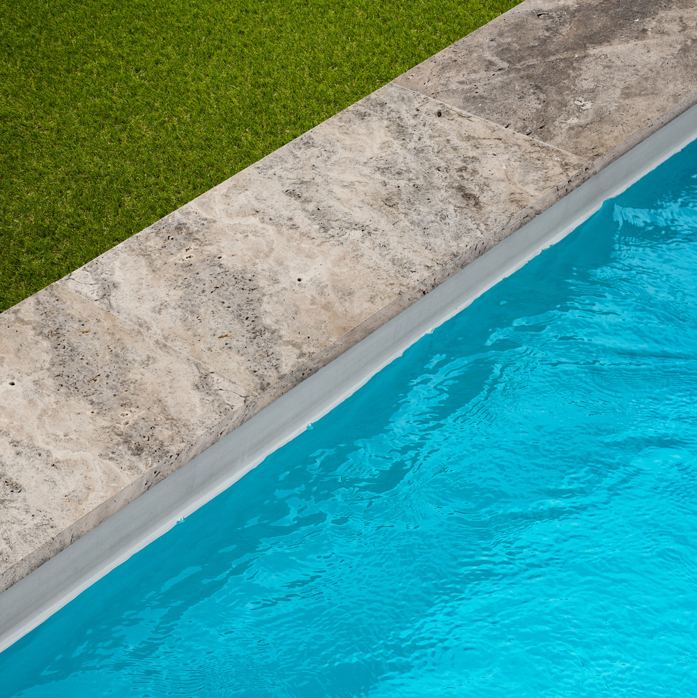 Margelle de piscine travertin gris silver 61x33x3 cm bord droit (à l'unité) - ro'ma nature