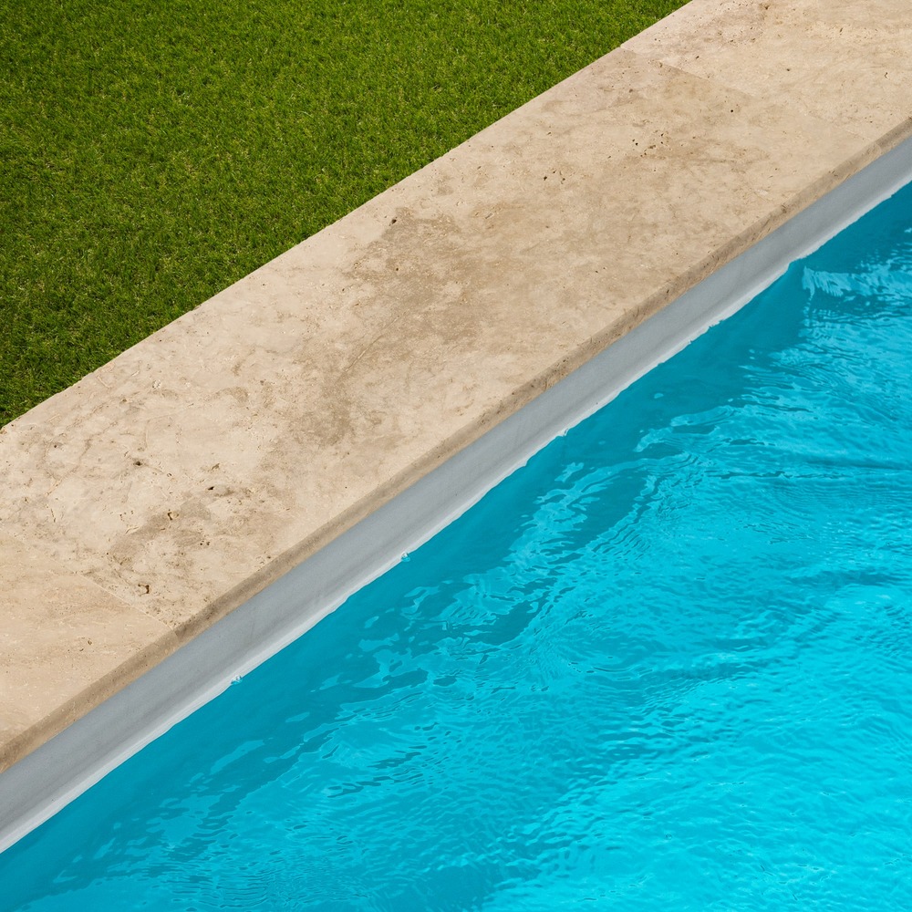 Margelle de piscine travertin beige nuancé 100x33x3 cm bord 1/2 rond (à l'unité) - ro'ma nature