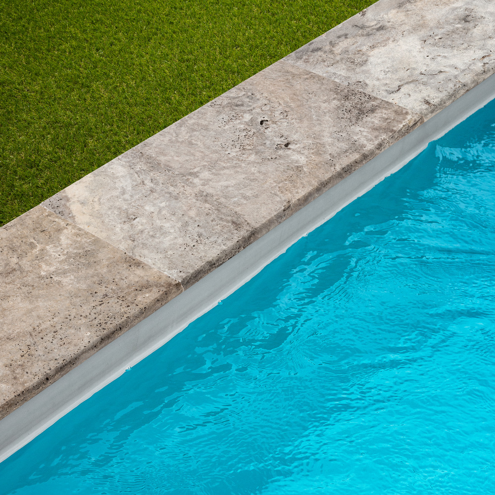 Margelle de piscine travertin gris silver 61x33x3 cm bord 1/2 rond (à l'unité) - ro'ma nature
