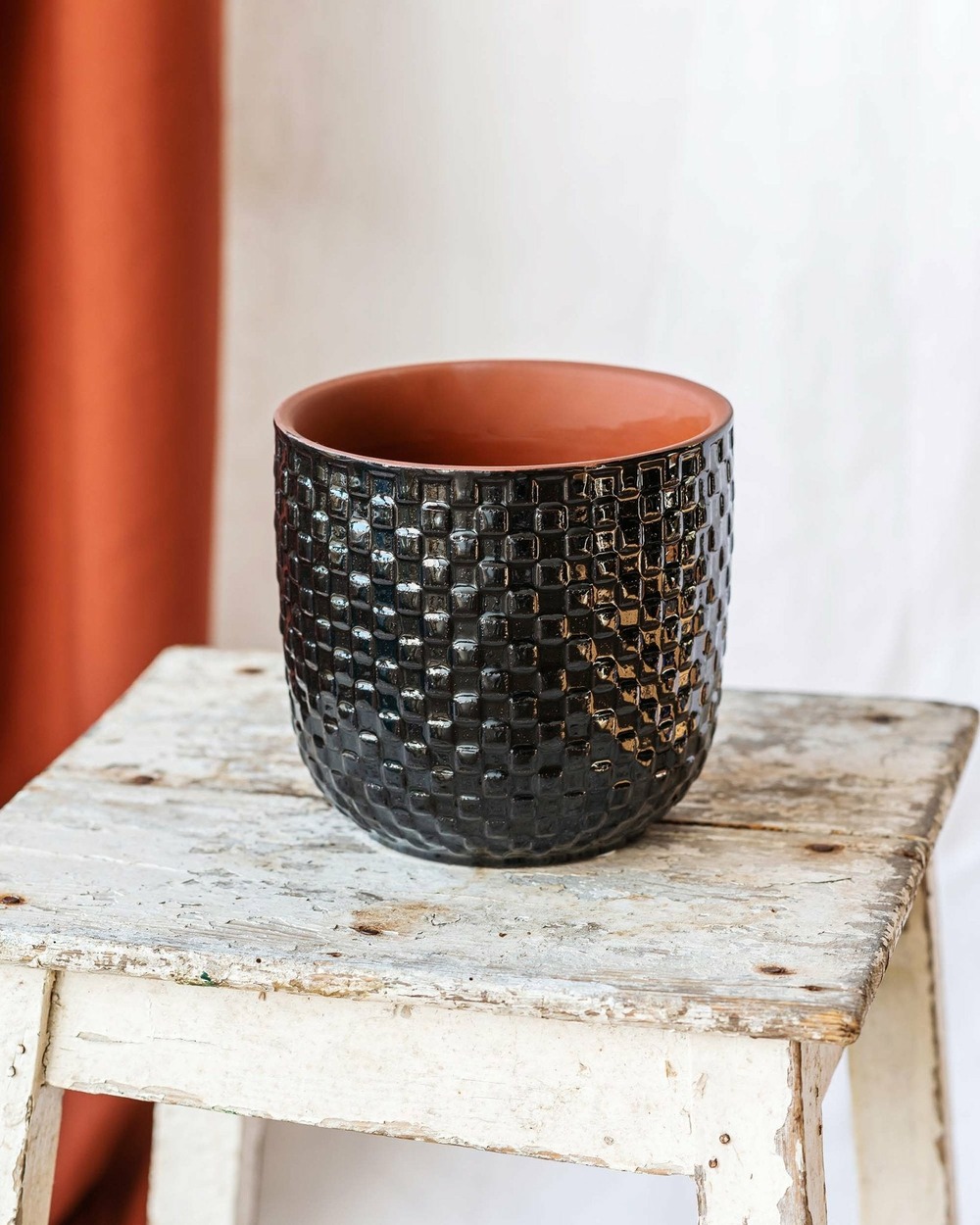 Cache pot - relief noir