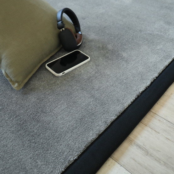 Tapis doux - hypnose gris acier - ganse noire - 250 x 350 cm