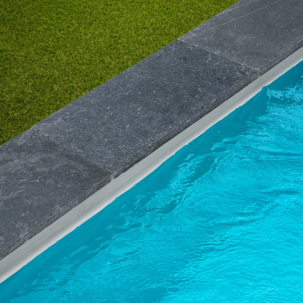 Margelle de piscine pierre bleue du vietnam 60x30x3 cm bord droit (à l'unité) - ro'ma nature