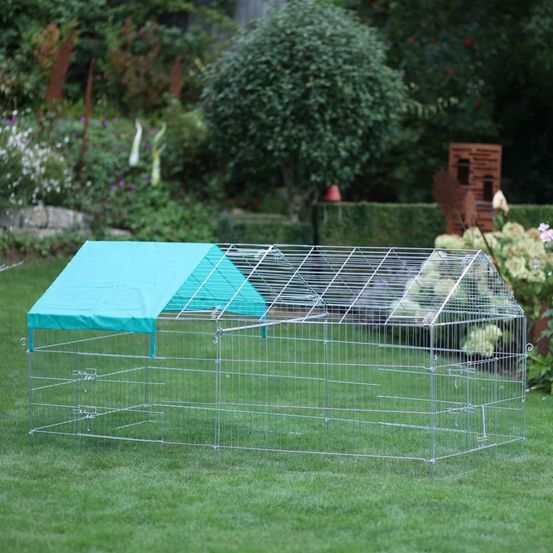Enclos extérieur pour petits animaux avec barrière de séparation