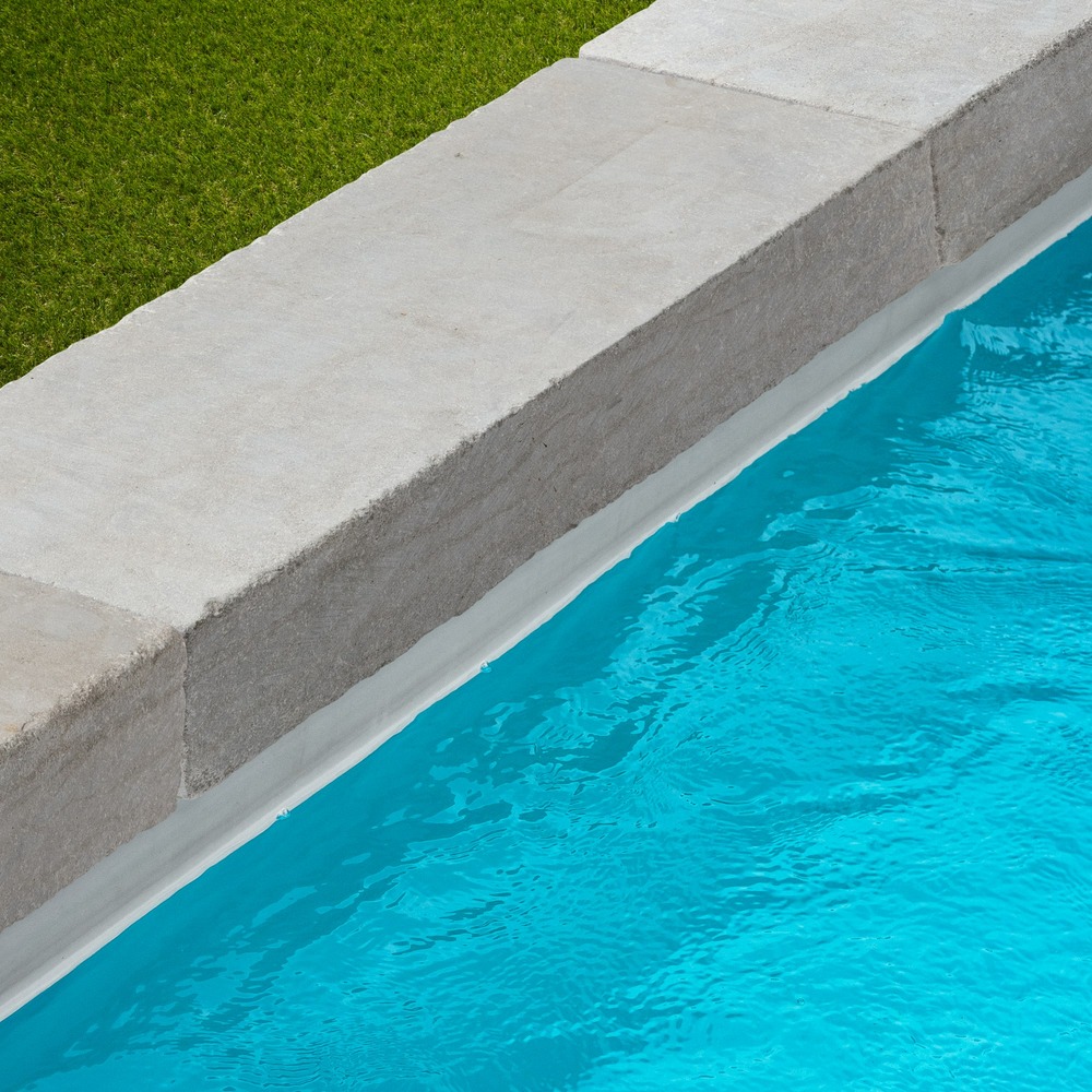 Margelle de piscine pierre de l'atlas gris 100x35x15 cm bord droit (à l'unité) - ro'ma nature