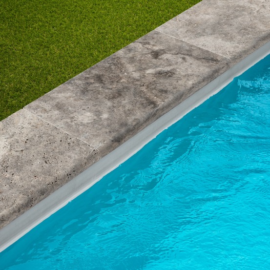 Margelle de piscine travertin gris silver 61x33x5 cm bord 1/2 rond (à l'unité) - ro'ma nature