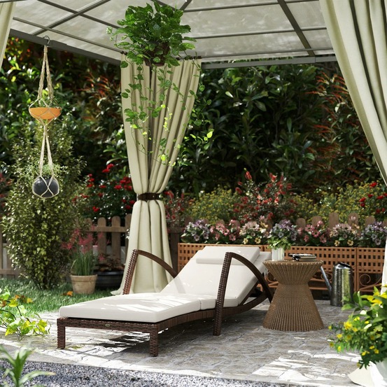 Bain de soleil, chaise longue en résine tressée avec dossier réglable, roulettes, coussin et accoudoirs, marron et beige