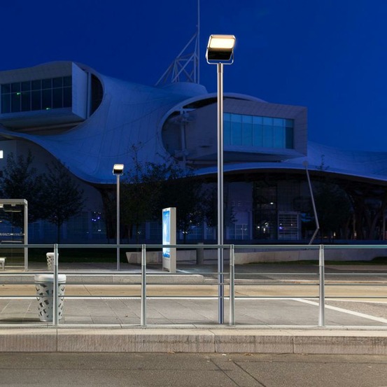 Éclairage solaire 1500 lumens mural ou poteau avec télécommande