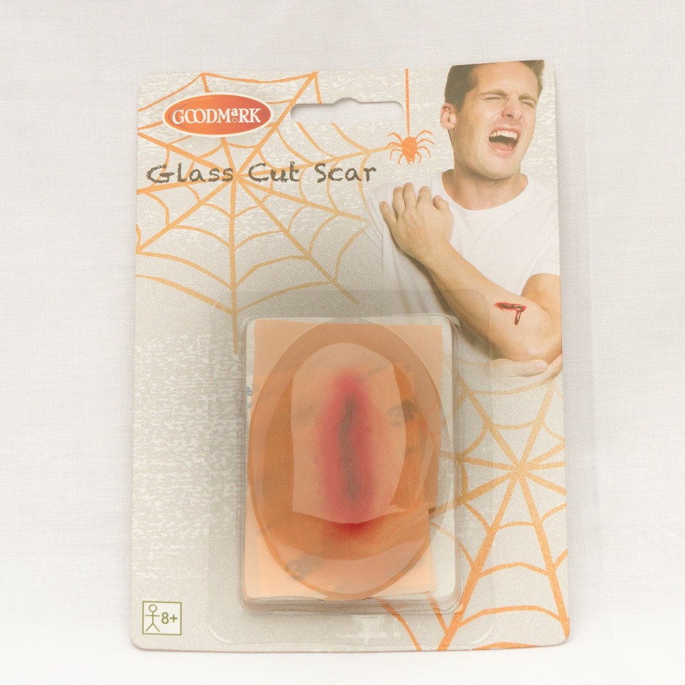 Maquillage d'halloween - cicatrice avec épingle - rouge