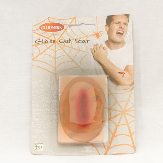 Maquillage d'halloween - cicatrice avec épingle - rouge