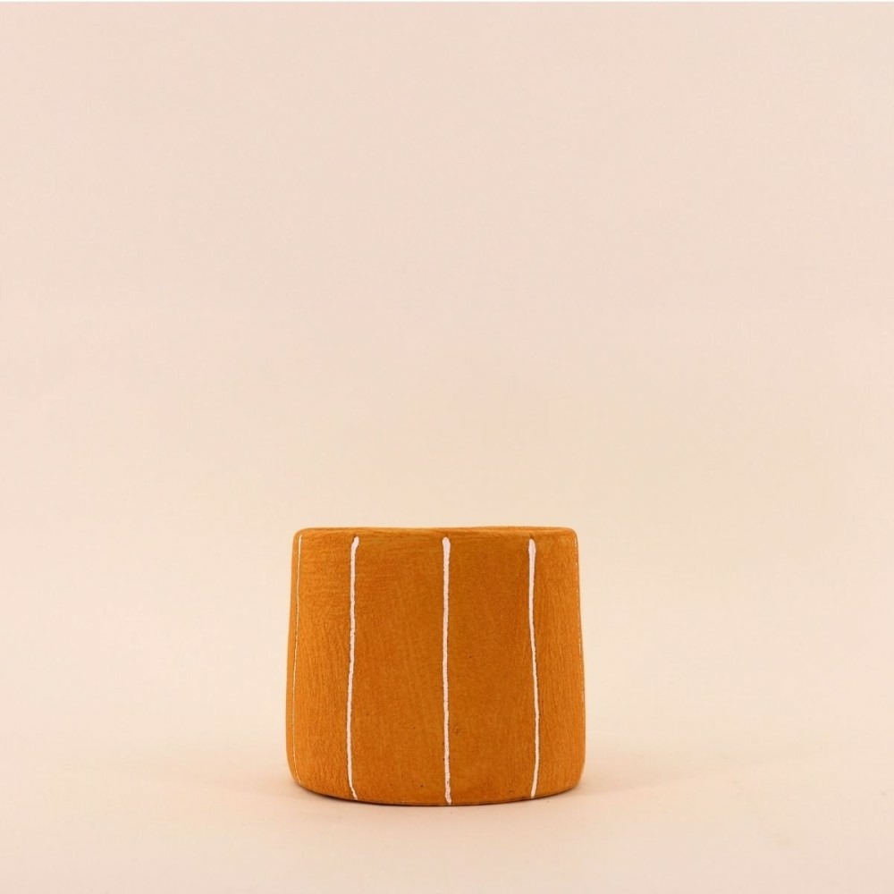 Cache-pot en ciment jaune lignes blanches 15cm