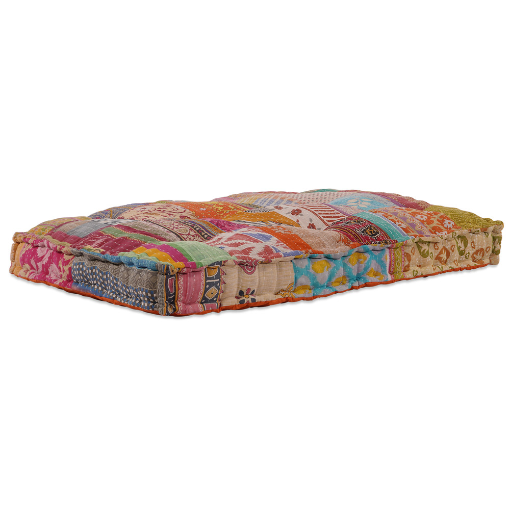 Coussins de canapé en patchwork sur palette